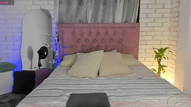 Snapshot of April_Scarlett chatting on 01/12/25, 02:35 April Scarlett online show from 01/12/25, 02:35