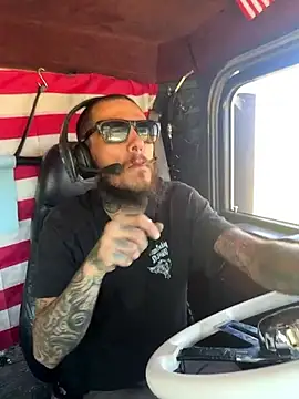 Snapshot of XMeF10 chatting on 09/08/25, 03:22 XMeF10 online show from 09/08/25, 03:22