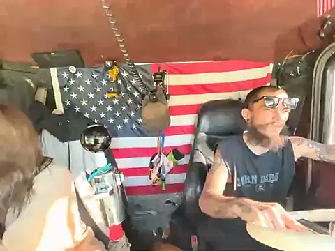 Snapshot of XMeF10 chatting on 10/20/25, 01:33 XMeF10 online show from 10/20/25, 01:33