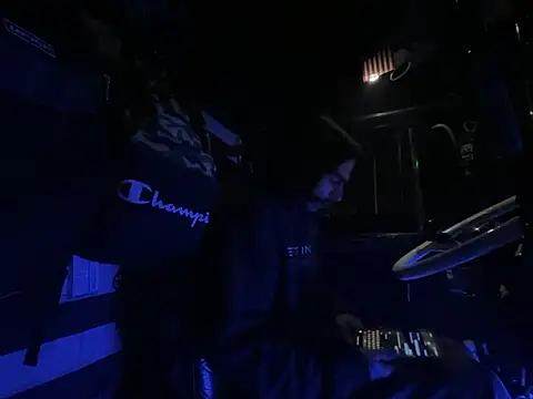 Snapshot of XMeF10 chatting on 11/05/25, 09:42 XMeF10 online show from 11/05/25, 09:42