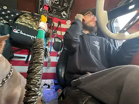 Snapshot of XMeF10 chatting on 11/23/25, 03:23 XMeF10 online show from 11/23/25, 03:23