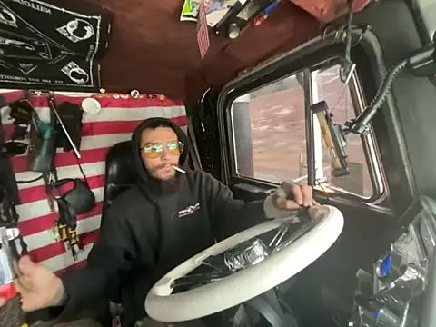 Snapshot of XMeF10 chatting on 12/04/25, 02:48 XMeF10 online show from 12/04/25, 02:48