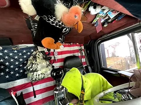 Snapshot of XMeF10 chatting on 12/14/25, 07:07 XMeF10 online show from 12/14/25, 07:07