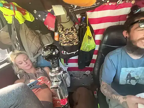 Snapshot of XMeF10 chatting on 01/05/26, 05:27 XMeF10 online show from 01/05/26, 05:27