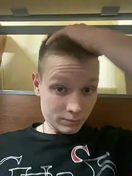 Snapshot of fameboyboo chatting on 01/03/25, 03:01 fameboyboo online show from 01/03/25, 03:01