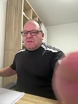 Snapshot of coupleLatinaLovers chatting on 01/19/26, 08:18 coupleLatinaLovers online show from 01/19/26, 08:18