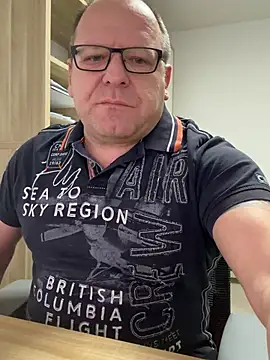 Snapshot of coupleLatinaLovers chatting on 02/19/26, 06:09 coupleLatinaLovers online show from 02/19/26, 06:09