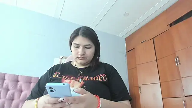 Snapshot of _69HONRY chatting on 12/15/24, 01:32 69HONRY online show from 12/15/24, 01:32