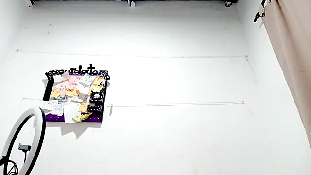 PetiteIvoryQueen19 online show from 09/19/25, 08:38