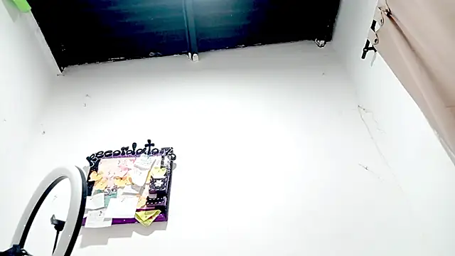 PetiteIvoryQueen19 online show from 10/22/25, 04:13