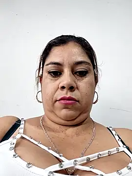 Snapshot of Laura-Hernandez chatting on 02/10/26, 02:21 Laura-Hernandez online show from 02/10/26, 02:21