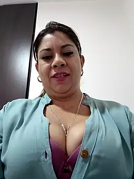 Laura-Hernandez online show from 05/06/26, 02:00