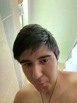 Snapshot of Yann_18 chatting on 10/17/25, 08:22 Yann 18 online show from 10/17/25, 08:22