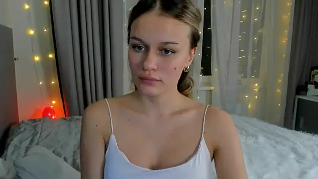 Snapshot of BritneyRoot chatting on 12/05/24, 08:44 BritneyRoot online show from 12/05/24, 08:44