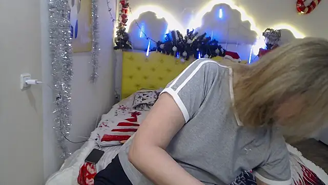 Snapshot of HolyMilfa chatting on 12/08/24, 07:26 HolyMilfa online show from 12/08/24, 07:26