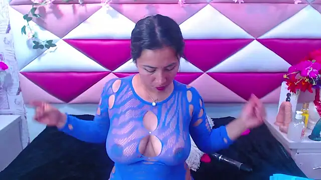 Snapshot of SalmaSantos chatting on 02/23/25, 06:07 SalmaSantos online show from 02/23/25, 06:07