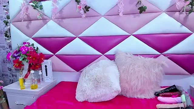 Snapshot of SalmaSantos chatting on 09/19/25, 03:08 SalmaSantos online show from 09/19/25, 03:08