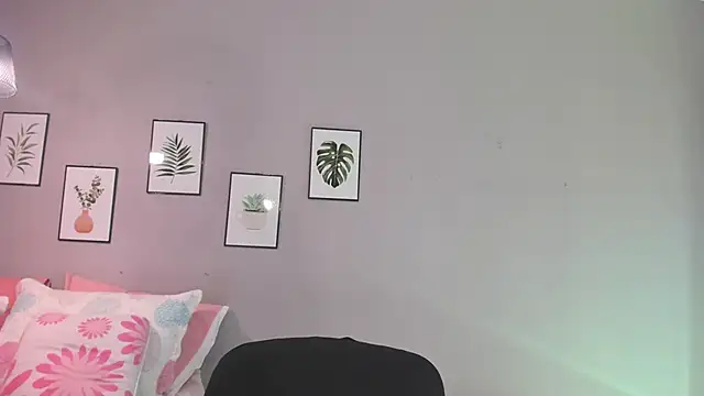 Snapshot of Maia_W10 chatting on 10/08/25, 12:25 Maia W10 online show from 10/08/25, 12:25