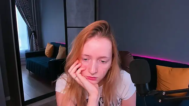 Snapshot of OddlyFamiliar chatting on 12/19/24, 10:13 OddlyFamiliar online show from 12/19/24, 10:13