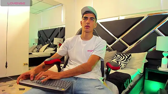 Snapshot of DimitryHank chatting on 12/28/24, 05:35 DimitryHank online show from 12/28/24, 05:35