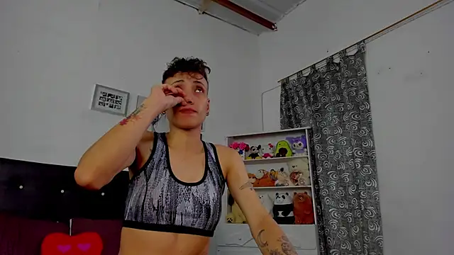 Snapshot of megan_100 chatting on 12/15/25, 05:50 megan 100 online show from 12/15/25, 05:50