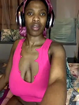 Snapshot of Queen-Boobylicious chatting on 09/25/25, 09:29 Queen-Boobylicious online show from 09/25/25, 09:29