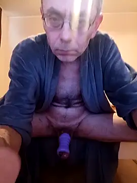 Snapshot of BesterJunge45 chatting on 04/19/26, 11:42 BesterJunge45 online show from 04/19/26, 11:42