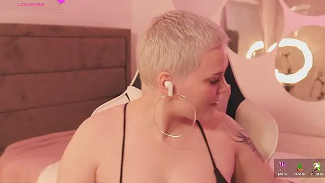 Snapshot of LikaBerry1 chatting on 02/10/26, 04:22 LikaBerry1 online show from 02/10/26, 04:22