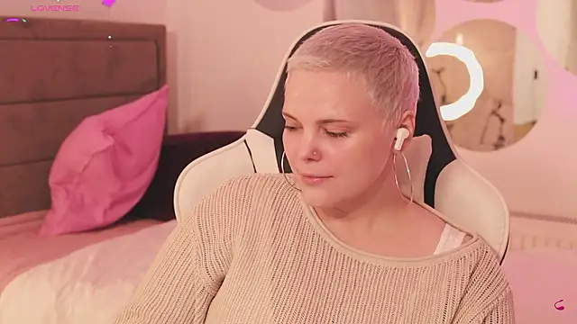 Snapshot of LikaBerry1 chatting on 02/11/26, 02:44 LikaBerry1 online show from 02/11/26, 02:44