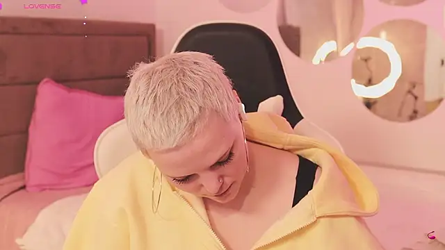 Snapshot of LikaBerry1 chatting on 02/12/26, 03:29 LikaBerry1 online show from 02/12/26, 03:29