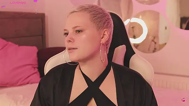 Snapshot of LikaBerry1 chatting on 02/19/26, 11:17 LikaBerry1 online show from 02/19/26, 11:17