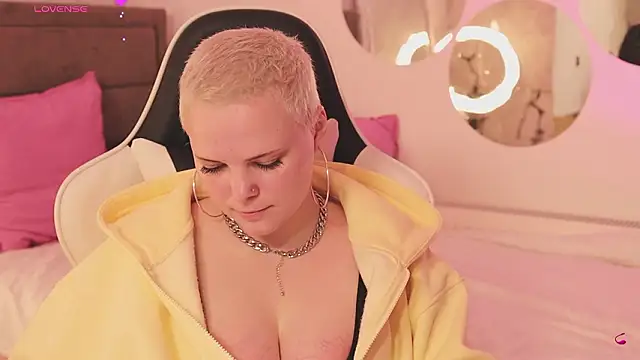 Snapshot of LikaBerry1 chatting on 02/25/26, 12:37 LikaBerry1 online show from 02/25/26, 12:37