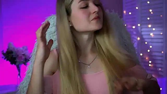 Snapshot of DeboraLarson chatting on 09/17/25, 07:54 DeboraLarson online show from 09/17/25, 07:54