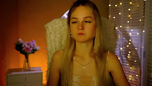 Snapshot of DeboraLarson chatting on 11/25/25, 03:39 DeboraLarson online show from 11/25/25, 03:39