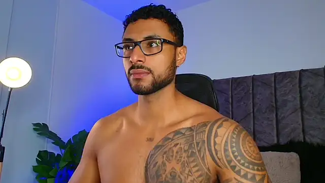 Snapshot of LiamGarcia1 chatting on 10/24/25, 01:07 LiamGarcia1 online show from 10/24/25, 01:07