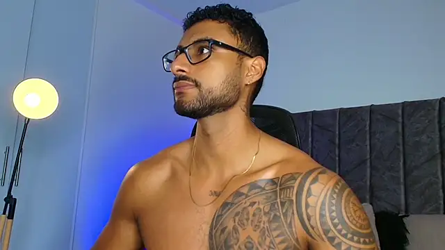 Snapshot of LiamGarcia1 chatting on 10/27/25, 01:15 LiamGarcia1 online show from 10/27/25, 01:15