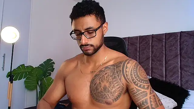 Snapshot of LiamGarcia1 chatting on 11/17/25, 04:35 LiamGarcia1 online show from 11/17/25, 04:35