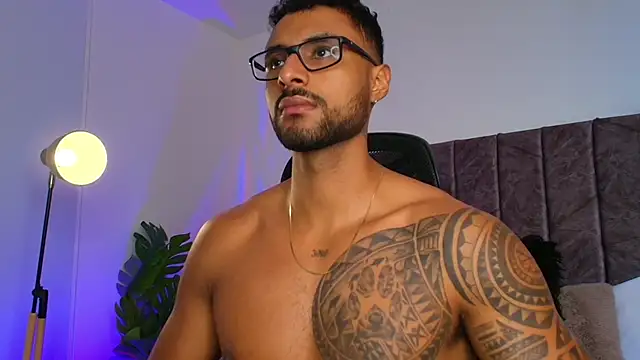 Snapshot of LiamGarcia1 chatting on 11/21/25, 02:16 LiamGarcia1 online show from 11/21/25, 02:16