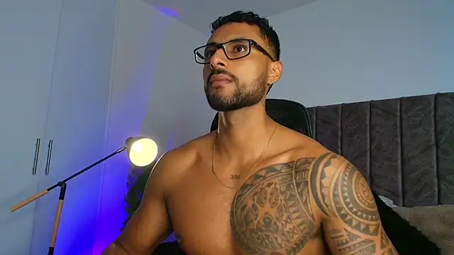 Snapshot of LiamGarcia1 chatting on 11/24/25, 02:28 LiamGarcia1 online show from 11/24/25, 02:28