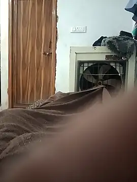 Snapshot of pintuS40 chatting on 10/19/25, 02:12 pintuS40 online show from 10/19/25, 02:12