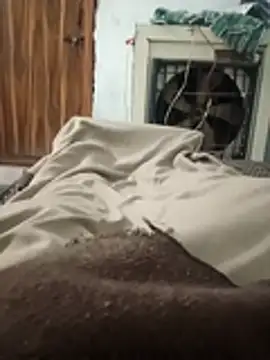 Snapshot of pintuS40 chatting on 10/31/25, 11:17 pintuS40 online show from 10/31/25, 11:17