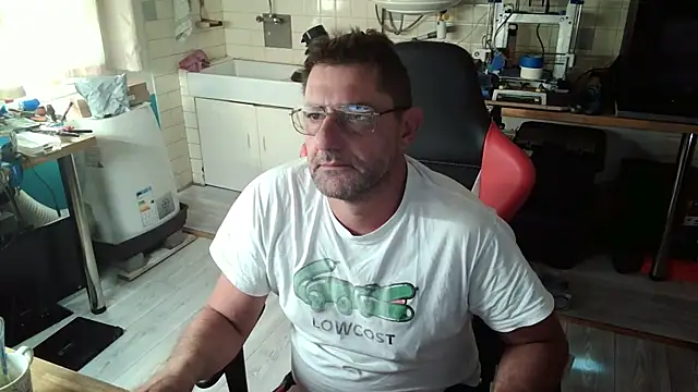 Snapshot of snork80 chatting on 10/11/25, 08:24 snork80 online show from 10/11/25, 08:24