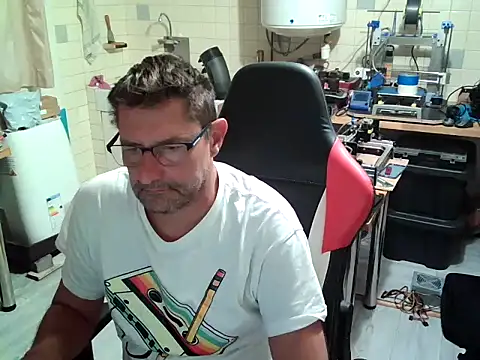 Snapshot of snork80 chatting on 10/28/25, 09:24 snork80 online show from 10/28/25, 09:24