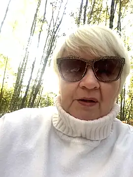 Laura Millf online show from 10/09/25, 09:40