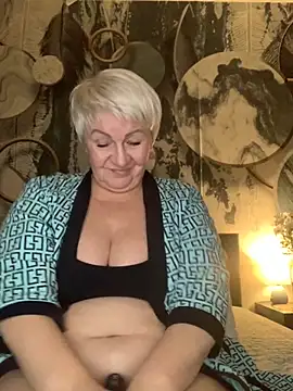 Laura Millf online show from 11/30/25, 04:22