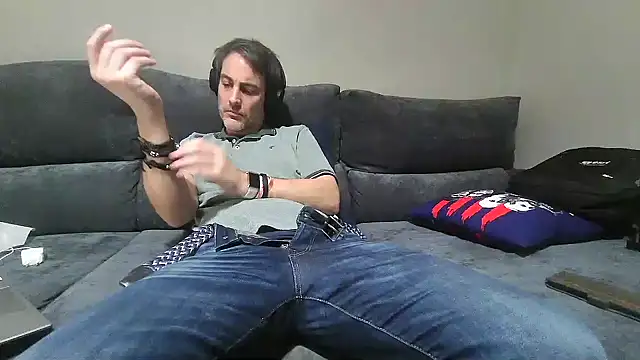 Snapshot of basquehotboy chatting on 01/12/25, 10:12 basquehotboy online show from 01/12/25, 10:12