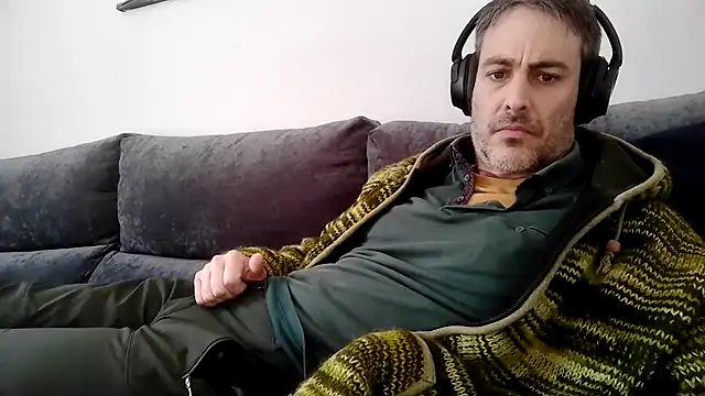 Snapshot of basquehotboy chatting on 01/31/25, 02:49 basquehotboy online show from 01/31/25, 02:49