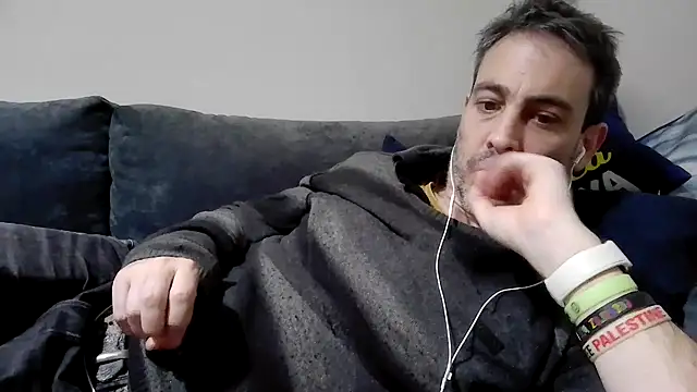 Snapshot of basquehotboy chatting on 02/01/25, 11:27 basquehotboy online show from 02/01/25, 11:27