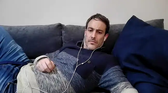 Snapshot of basquehotboy chatting on 03/14/25, 11:00 basquehotboy online show from 03/14/25, 11:00