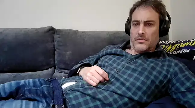 Snapshot of basquehotboy chatting on 03/15/25, 10:44 basquehotboy online show from 03/15/25, 10:44
